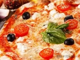Pizza na miękkim cieście z sosem z pomidorami suszonymi na słońcu