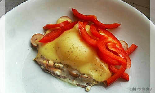 Jajko sadzone pod serem i papryką