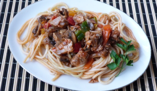 Spaghetti z mięsem, pieczarkami, i papryką