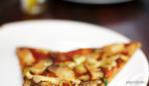 Pizza pełnoziarnista z oliwkami i mięsem 