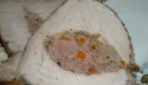 Schab faszerowany mięsem i marchewką 