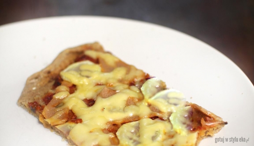 Pizza z szynką sojową i świeżymi ogórkami 