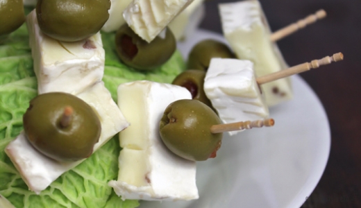 Koreczki z serem plesniowym i oliwkami 