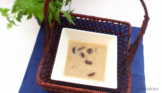 Tradycyjna zupa ze świeżych grzybów