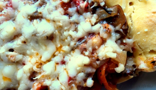 Pizza na cienkim cieście z dużą ilością pysznych warzyw :)