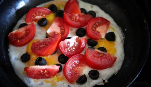 Jajka sadzone z pomidorami i oliwkami 