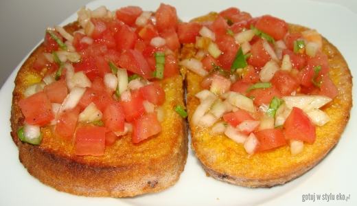Odsmażany chleb z salsą pomidorową