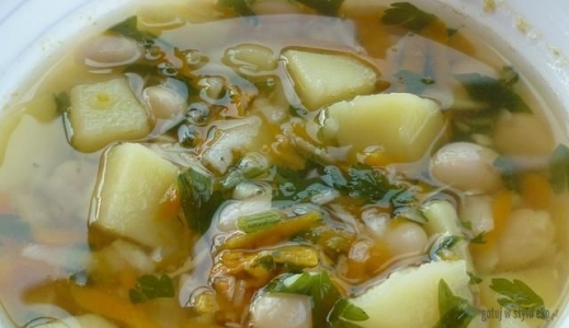 Zupa fasolowo-warzywna z natką
