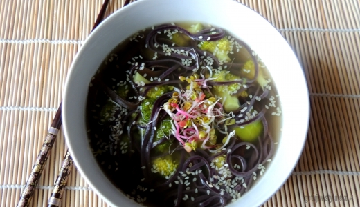 Zupa warzywna z czarnym makaronem ryżowym