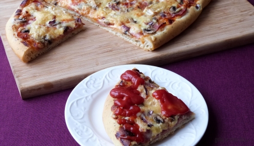 Pizza z ziołami i serem pleśniowym