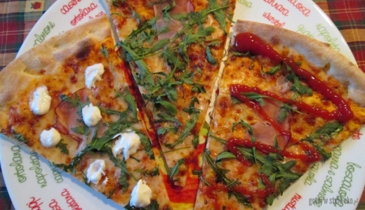 Pizza z szynką mozzarellą i rukolą