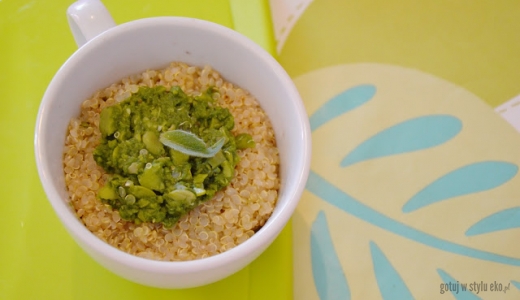 Miętowa quinoa z bobowym puree 