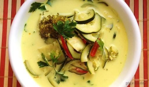 Tajska zupa z cukinią i brokułem na mleku kokosowym