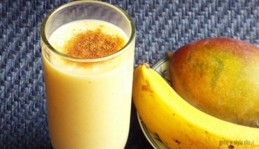 Mleczny koktajl z mango i bananem