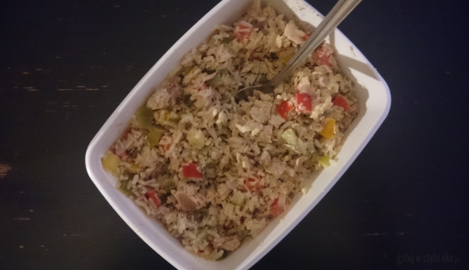 Sałatki z ryżem i tuńczykiem