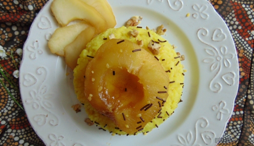 Jabłka  gotowane w syropie miodowym, podane na ryżu basmati