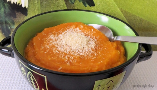 Marchewkowa zupa-krem z kokosem i migdałem ( uboga)