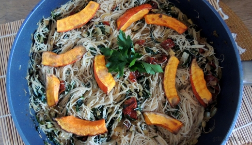 Makaron ryżowy ze szpinakiem, pomidorami suszonymi i dynią