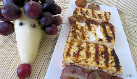 Grillowany ser sorento z winogronami w syropie klonowym