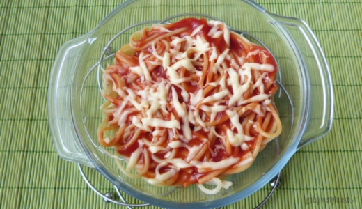 Makaron zapiekany z sosem pomidorowym