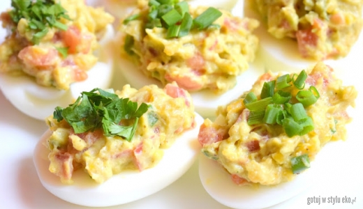 Dietetyczne jajka faszerowane - z awokado i pomidorem :) 