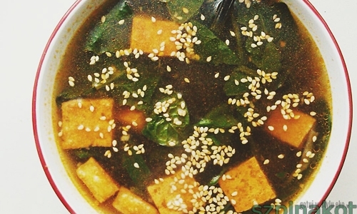 Wegańska ostro-kwaśna zupa z tofu