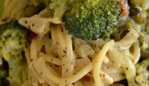 Spaghetti z brokułem i zielonym groszkiem