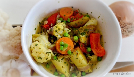 Wegańska potrawka warzywna z curry i mlekiem kokosowym