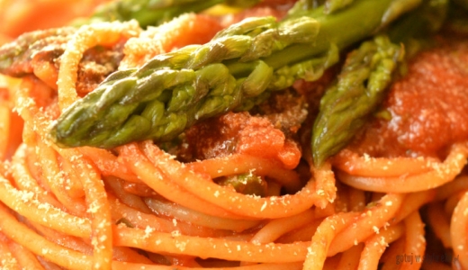 Pomidorowe spaghetti ze szparagami, bazylią i miętą