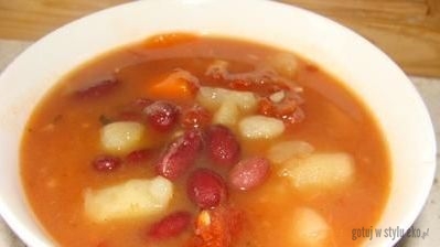 Zupa z czerwonej fasoli z pomidorami