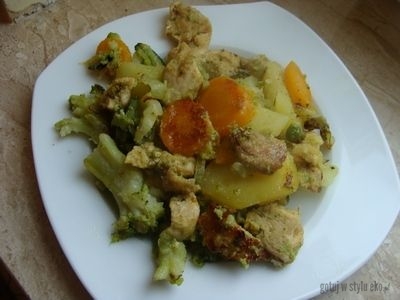 Aromatyczny kurczak pieczony z warzywami 