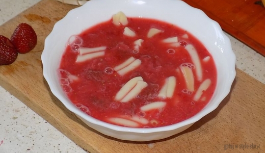 Zupa truskawkowa z makaronem i miętą