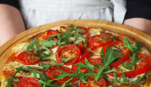 Pizza z mozzarellą, pieczarkami i pomidorami