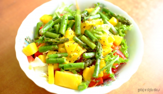 Wegańska sałatka ze szparagami i mango