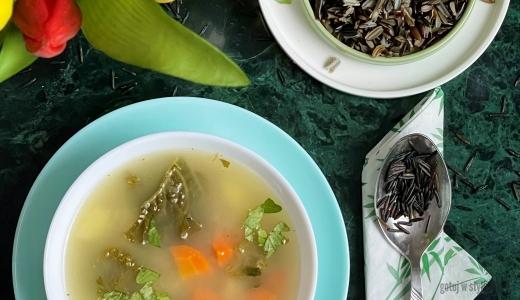 Zupa ogórkowa z jarmużem i dzikim ryżem 