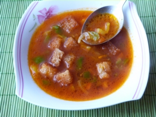 Zupa pomidorowa z papryką i grzankami
