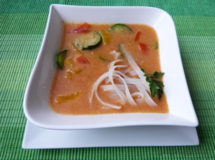 Zupa pomidorowa z ryżowym makaronem