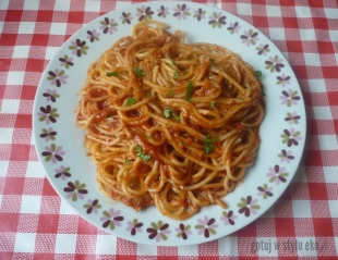 Spaghetti w sosie pomidorowym