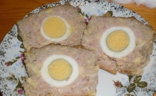 Pieczeń z jajkiem i żółtym serem 