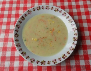 Zupa z groszku z kukurydzą i warzywami 