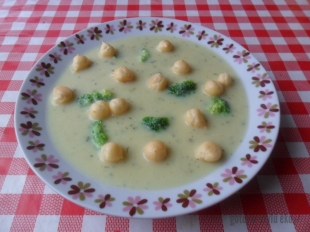 Brokułowa zupa krem z groszkiem ptysiowym