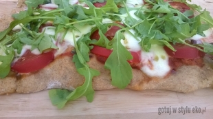Pizza z mozzarellą, pomidorem, rukolą i Omega Green