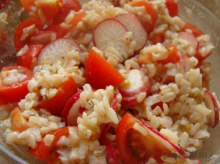 Sałatka z ryżem i pomidorkami cherry