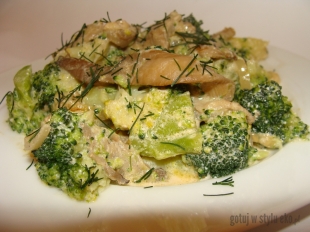 Boczniaki z brokułem w sosie