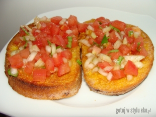 Odsmażany chleb z salsą pomidorową