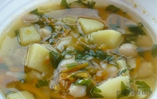 Zupa fasolowo-warzywna z natką