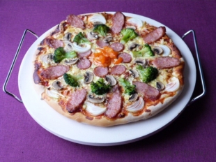 Pizza z kiełbasą i warzywami 