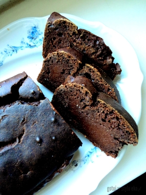 Miodowe ciasto czekoladowe z kawałkami czekolady :) 