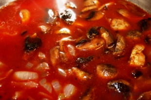Zupa pomidorowa z cebulką i pieczarkami