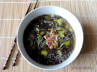 Zupa warzywna z czarnym makaronem ryżowym